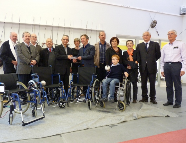 Remise de fauteuils pour handicapés au Cercle d Escrime de Grasse
